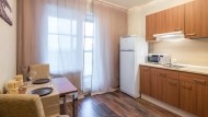 просторная двуспальная кровать в  однокомнатной квартире в Санкт-Петербурге
